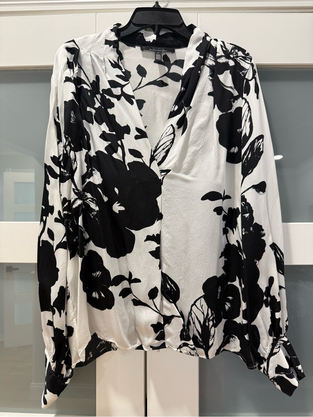 White House Black Market Black and White V-neck Floral Blouse Size Large